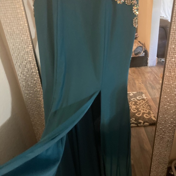 Size M fits like a 4/6 $700 brand new color teal - Picture 5 of 6